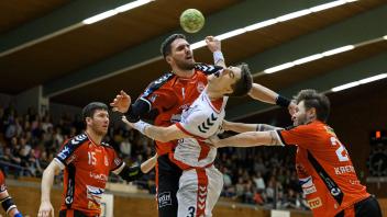 Bietigheim, 01. April 2023: 2. HBL - 22/23 - SG BBM Bietigheim vs. VfL Lübeck-Schwartau v. li. im Zweikampf Dominik Weis