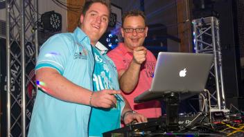 Bis zum vergangenen Jahr zeichnete sich DJ Thomas Abraham (rechts) aus Hamburg für den „Schlagerfieber“ in Boizenburg verantwortlich. Dieses Jahr konnten die Verantwortlichen erstmalig DJ Basti Blond engagieren. 