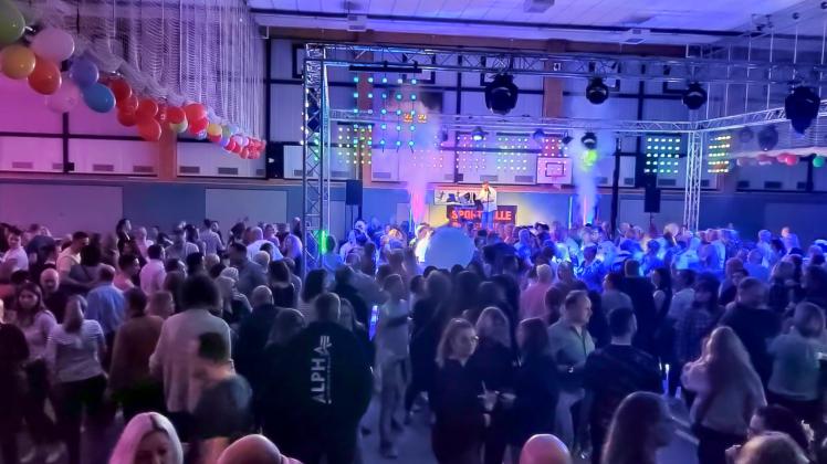 Grandiose Stimmung beim „Schlagerfieber“ 2023 in der Sporthalle „Richard Schwenk“ in Boizenburg vor ausverkauftem Haus.
