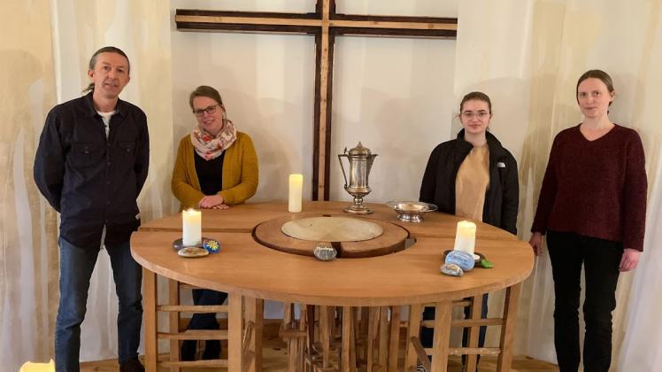 Dietmar Simon, Theresa Herrmann, Mona Härke und Pastorin Johanna Montesanto (vl) informieren über die Taufe