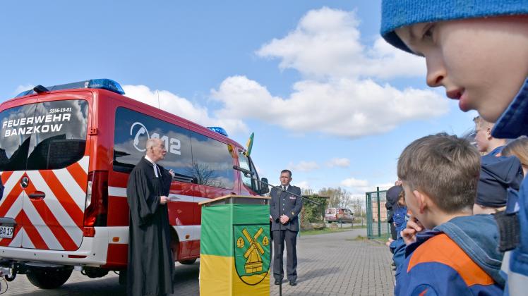 Pastor Bernd Klaas (l.) sprach den Segen für das neue Fahrzeug samt Anhänger der Freiwilligen Feuerwehr Banzkow. Gemeinde- und Ortswehrführer Sven Pinnow (r.) nahm das neue Gespann in den Dienst. 