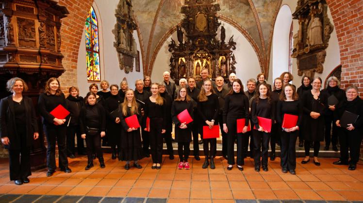 Der aus erfahrenen Sängerinnen und Sängern bestehende „NordKammerChor“ sang Freitagabend in der St. Nicolai-Kirche gemeinsam mit dem „Mädchenchor Eckernförde“. 