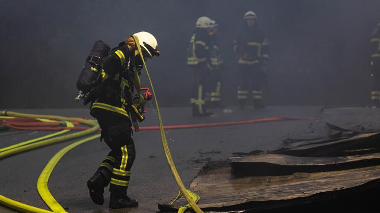 Brand in mehreren Gebäuden auf Industriegelände