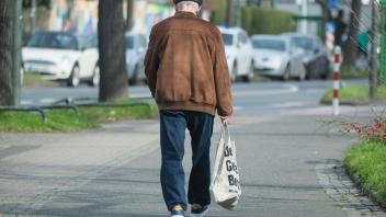 Düsseldorf 17.03.2023 Inflation Bürgergeld Rentner Renten Altersrenten Überalterung Rentensystem Senioren Rentner Rente 