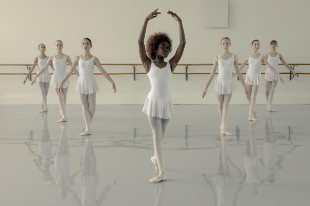 Neneh fällt auf zwischen den anderen Ballettschülerinnen - auch mit ihrem außergewöhnlichen Talent.