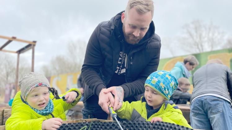 Tim Matz Gärtnern mit Kindern auf dem Alsenhof in Lägerdorf
