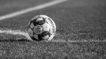 Feature Fußball: Ein Fußball der Marke Derbystar liegt auf der Markierung der Eckfahne und wird von einem Spieler gespie