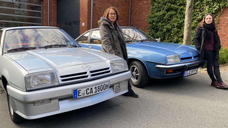 Manta, Manta: Autokino in Essen am Vortag, Kennenlernen in Melle einen Tag später: Die Manta-Fans Steffi Hofer (links) und Kerstin Hiekel (rechts)
