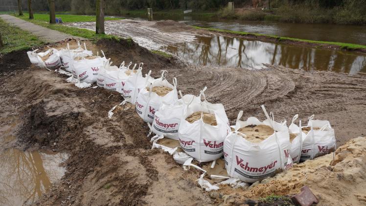 Mit Sandsäcken, sogenannten Big-Packs, musste in Haselünne der Deich an der Baustelle der Piusbrücke wieder geschlossen werden. 