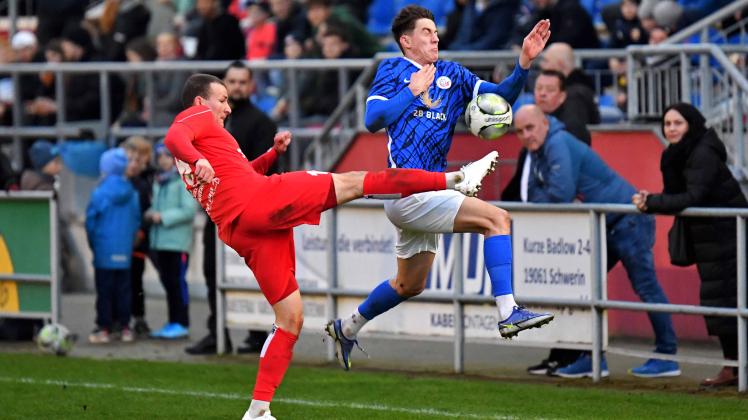 FCM-Abwehrspieler Henning Leu (l.) verlor am vergangenen Freitag mit seinem Team 1:4 gegen die U23 des FC Hansa. Am Montag gibt es gegen Neustrelitz eine neue Chance. 