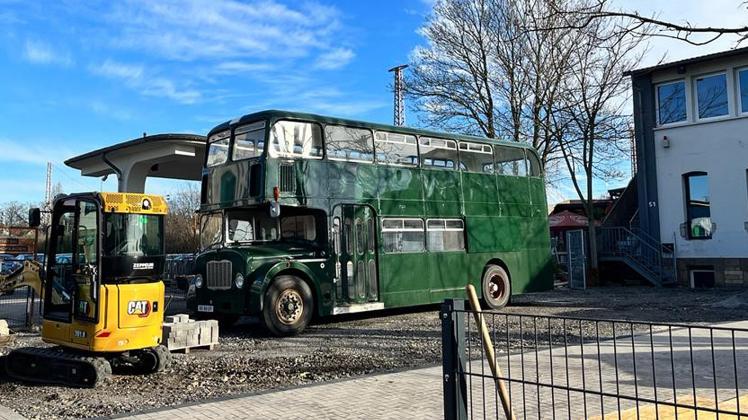 Blickfang: An der Karlstraße in Osnabrück steht ein 60 Jahre alter Bus aus England. Warum?
