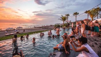 Frühbucher verreisen relativ günstig. Experten nennen noch andere Tricks bei der Urlaubsbuchung.