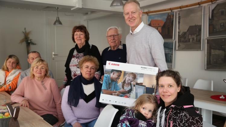 Bürgeremeister Burkhard Liese schenkt den Teilnehmern des Alltagunterrichts mit Edith Garberding und Werner Schüler einen neuen Drucker.
