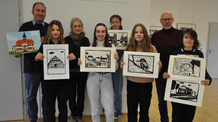 Gemalt oder als Linoldruck: Insgesamt zwölf verschiedene Motive haben die Neustädter Schüler anlässlich des Stadtjubiläums entworfen.