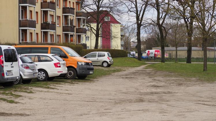 Ein silbernes Fahrzeug parkt relativ weit hinten auf der stadteigenen Fläche. Dort wird das Parken bald verboten sein.