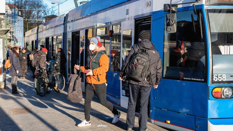 Tausende Rostocker nutzen täglich die Rostocker Busse und Bahnen der RSAG.