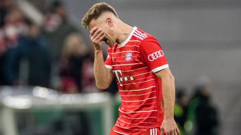 DFB Pokal Viertelfinale, FC Bayern Muenchen - SC Freiburg Joshua Kimmich (FC Bayern Muenchen, 6) frustriert mit Hand vor