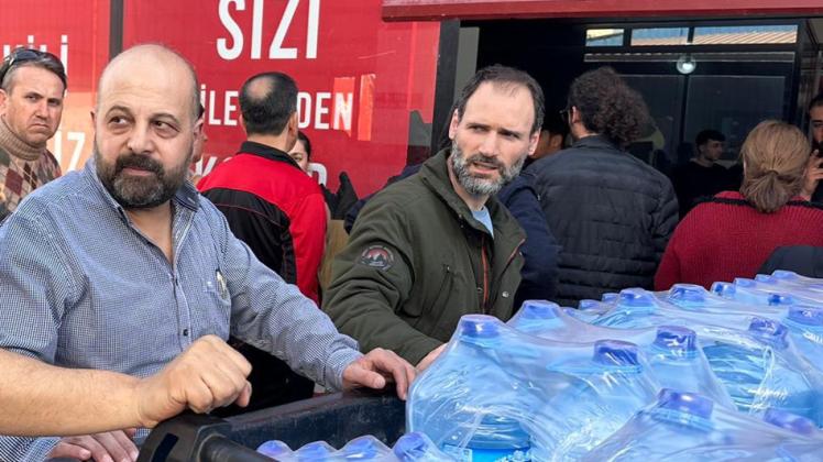 Ayit Kurt( links) und Süleyman Dokumarci beim Verteilen von Trinkwasser im Katastrophengebiet