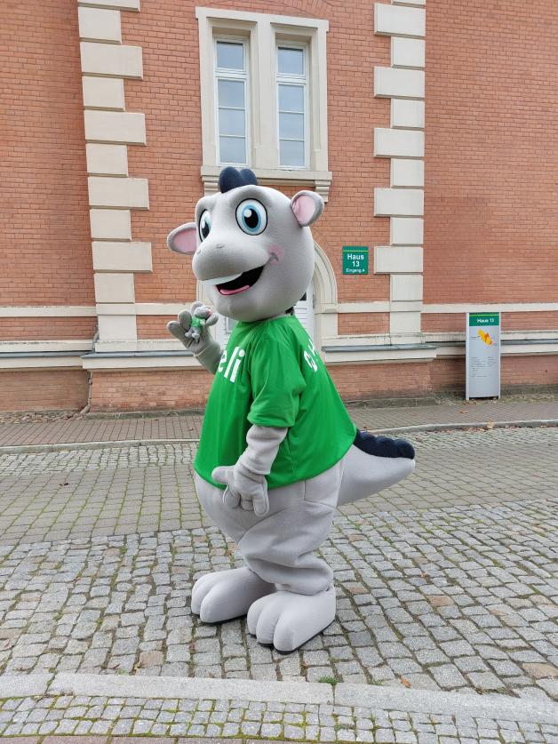 Heli, das freundliche Monster, ist in den Helios-Kliniken für die Kinder da. Heli, das freundliche Monster, ist in den Helios-Kliniken für die Kinder da.
