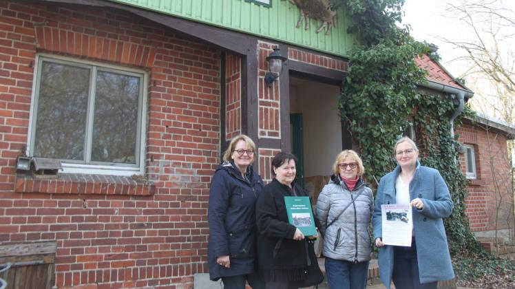 Annegret Panz, Erika Levknecht, Helga Fischer und  Heike Pink (vl) vom Verein für Begegnung Neuhaus