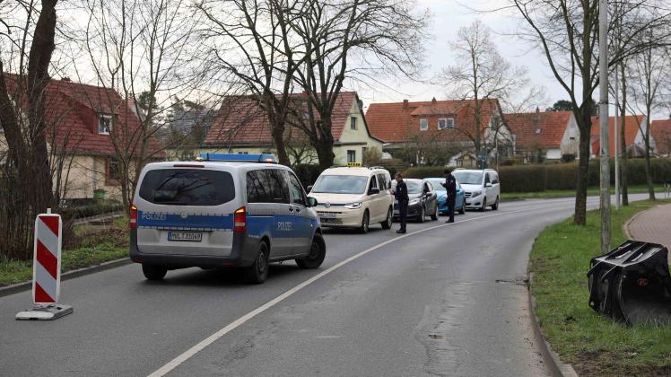 Noch bis Ende Juni ist der Dierkower Damm gesperrt. Weil Autofahrer einen Umweg und mögliche Staus durch die illegale Abkürzung umfahren wollten, verteilte die Rostocker Verwarngelder.