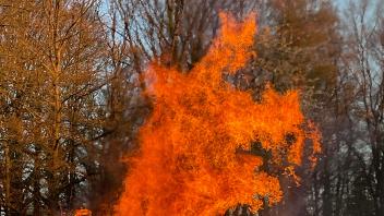 Mit etwas Fantasie wirken die lodernden Osterfeuerflammen wie ein feuriger Drachenkopf.
