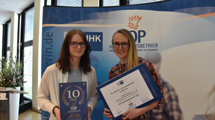 Auszubildende Charline Tiedemann und Ausbilderin Kristina Knaak (rechts) nahmen die Auszeichnung zum Top-Ausbildungsbetrieb im Namen des Verlags entgegen.