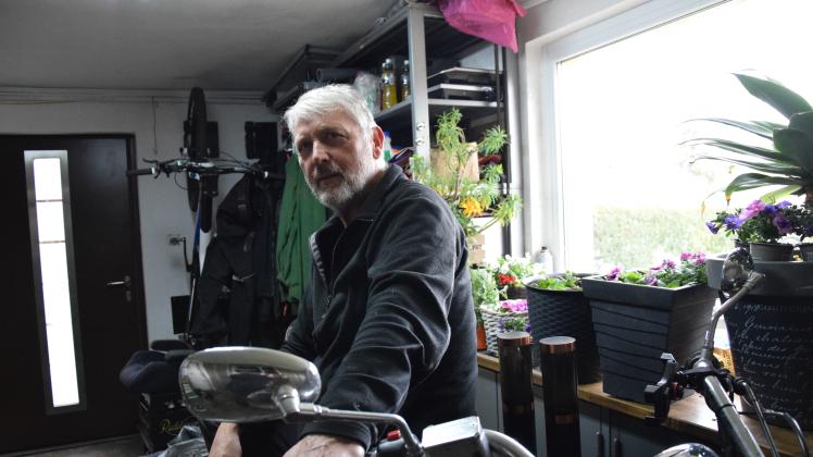 Der Sternberger Detlef Schröder auf seinem Motorrad. Das steht aktuell noch zum Überwintern in der Garage, bald geht es wieder auf Tour. Auch die norwegischen Berge haben Schröder und die Maschine schon gesehen.