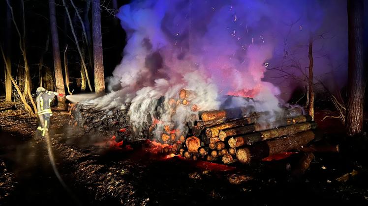 Verdacht der Brandstiftung: Großer Holzstapel brennt im Wald bei Buchholz - mehrere Feuerwehren im Einsatz