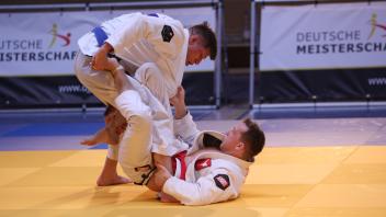 TSV-Westerhausen-Finale bei Ju-Jutsu-DM: Benjamin Hansen (blaues Band) und Tim Stephanblome (rot) Klasse bis 77 Kilo
