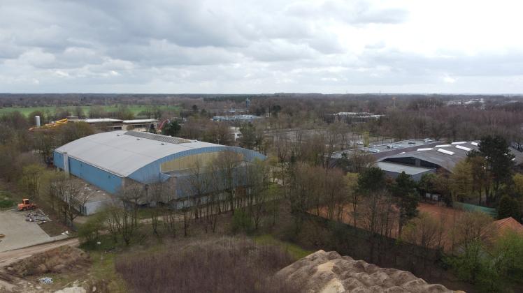 Über die Zukunft der Eissporthalle in Nordhorn (links) sollen die Grafschafter am Sonntag, 7. Mai, in einem zweiten Bürgerentscheid bestimmen – diesmal möglicherweise endgültig. 