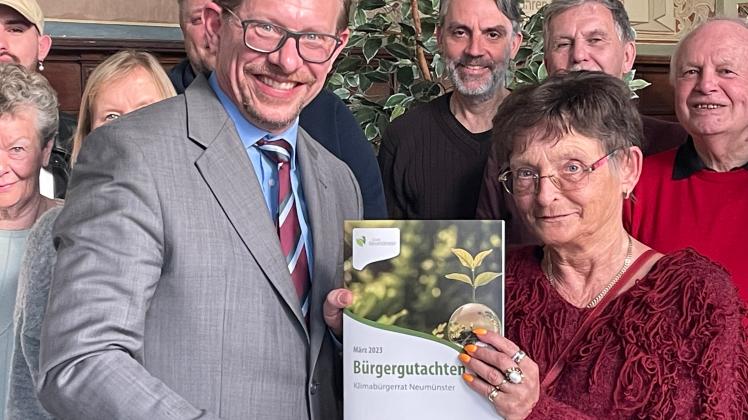 Beate Maria Ahrens gehört zu den Bürgern, die nach dem Zufallsprinzip für den Klimabürgerrat ausgewählt wurden. Sie übergab OB Tobias Bergmann den Abschlussbericht des Gremiums.