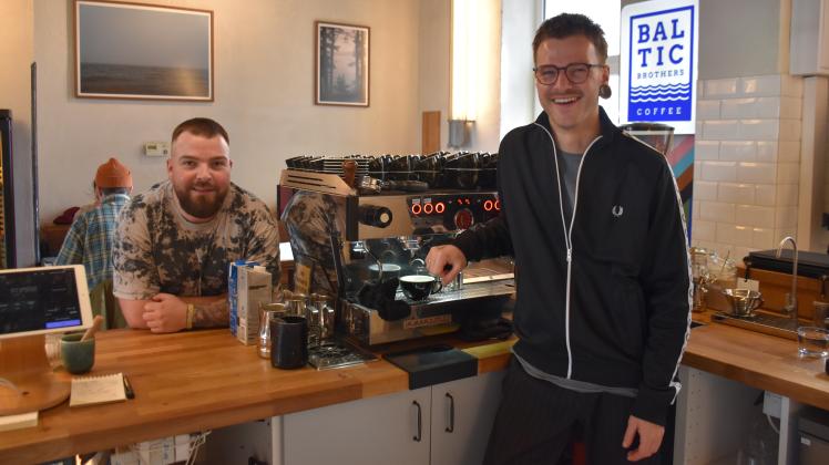 Vor einem Jahr, am 9. April 2022, haben die Brüder Philip (l.) und Hannes Scholze ihre Kaffee Bar am Dobi eröffnet. Nun wird Einjähriges gefeiert.