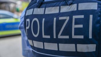 Themenbilder Polizei, 10.08.2022, Baden-Württemberg, Heubach: Polizei, Streifenwagen, Polizistin mit Handschellen, Festn