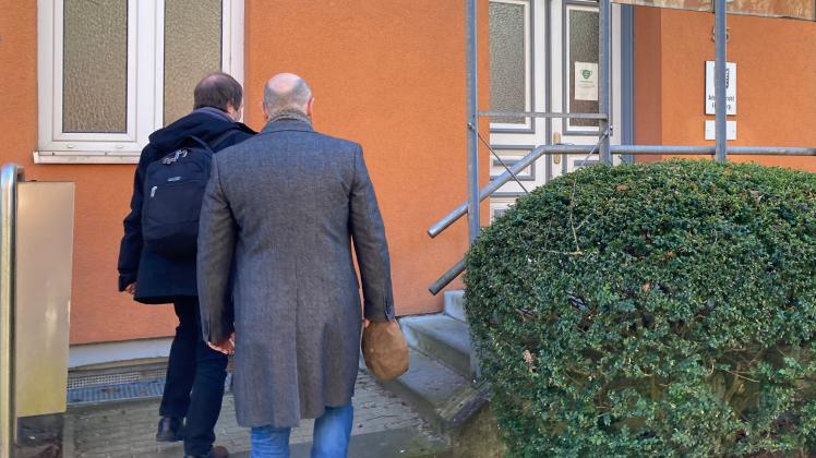 Oberarzt Alexander Wagner mit seinem Anwalt Klaus Fischer (rechts) auf dem Weg zum Gütetermin im Flensburger Arbeitsgericht.