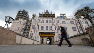 Voraussichtlich bis zum Jahr 2024 soll die Sanierung des Güstrower Schlosses andauern. Für  bislang rund 32 Millionen Euro werden die Dachflächen , Gebälk  sowie Aussenfassadee und Fenster erneuert. Durch Bauschäden, die bis ins 16. Jahrhundert zurück reichen, wurde die Fertigstellung bereits  auf das Jahr 2024 verschoben. Durch weitere aufwändige Arbeiten am Torhaus könnte es zu  einer erneuten Bauverzögerung kommen. 05.04.2024 Foto Volker Bohlmann