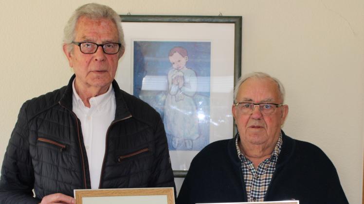 Gerhard Engeln und Bernhard Lüken singen seit 60 Jahren im Männergesangverein (MGV) Aschendorfermoor.