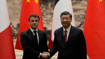 TOPSHOT - French President Emmanuel Macron (L) shakes hands with Chinese President Xi Jinping during a joint meeting of the press at the Great Hall of the People in Beijing on April 6, 2023. (Photo by Ng Han Guan / POOL / AFP)