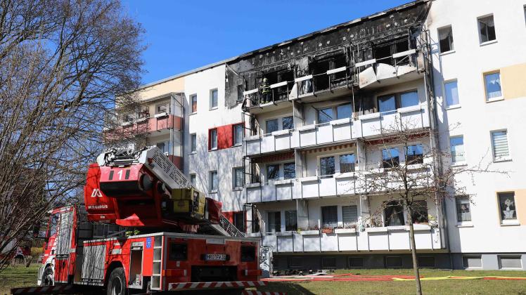 In der Rostocker Südstadt ist die Fassade eines Mehrfamilienhauses in Brand geraten.