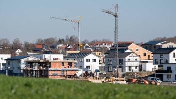 Wohnhäuser stehen in einem Neubaugebiet. Rottweil Baden-Württemberg Deutschland *** Residential houses stand in a new bu