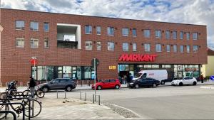 Wohnungen über einem Supermarkt.