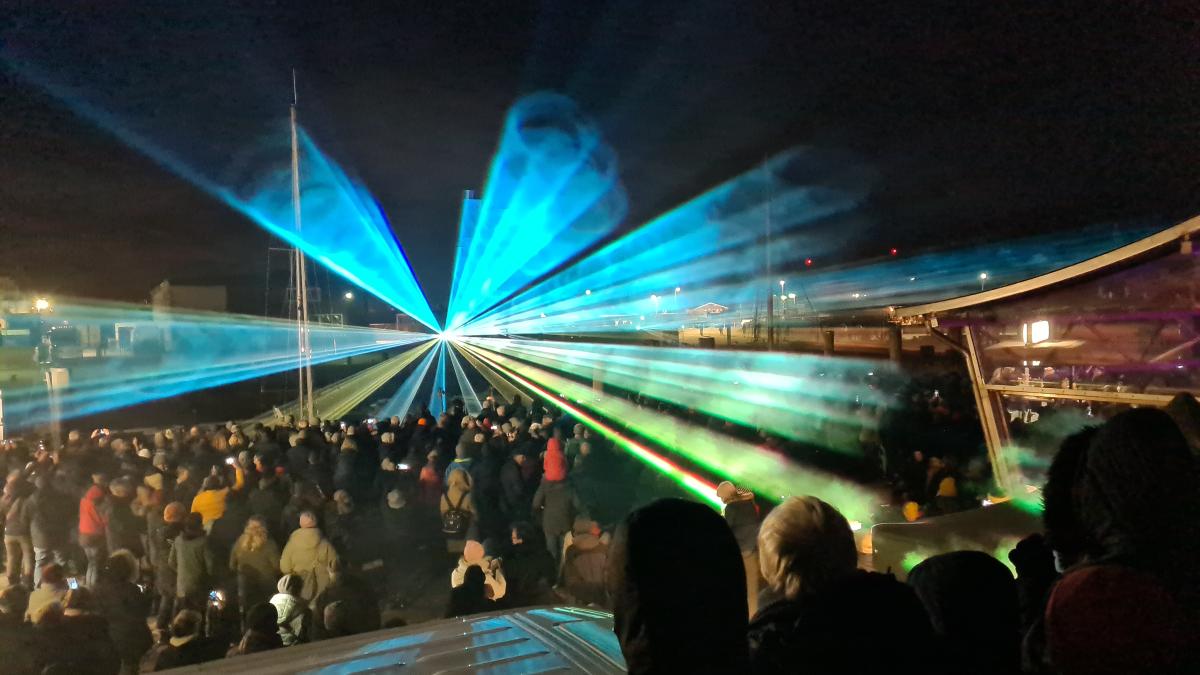 Mit Video: So schön war die Lasershow in Wyk auf Föhr zu Ostern | SHZ