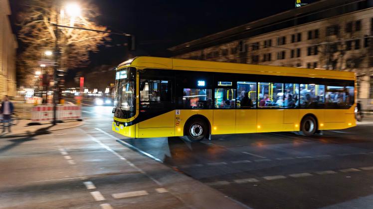 18.03.2023,Berlin,Deutschland.ein BVG Autobus der Linie 300 am Abend Unterwegs *** 18 03 2023,Berlin,Germany a BVG bus l