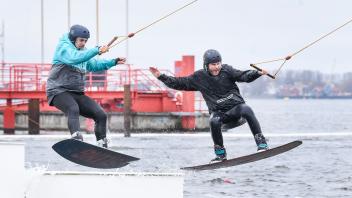 Saisonstart auf der Wasserski-Anlage im Rostocker IGA-Park: das Team von Supieria wurde trotz widriger Wetterbedingungen am Karfreitag von vielen Wassersportfreunden überrascht.