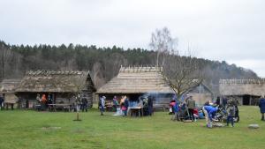 Am Osterwochenende 2023 haben sich wieder viele historische Darsteller und Besucher auf dem Freigelände des Archäologischen Freilichtmuseums Groß Raden bei Sternberg eingefunden.