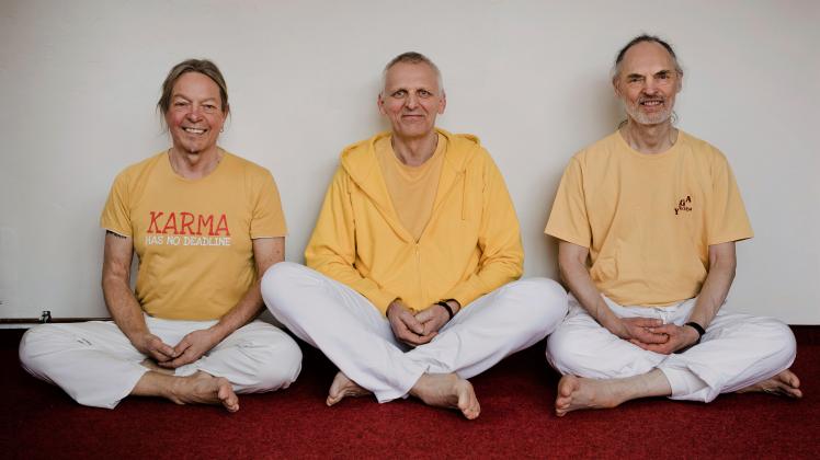 Sommerland-Festival - das Organisationsteam ganz entspannt: Die Yoga-Lehrer Bernd Schäfer aus Bielefeld, Reinhold Kruse und Frank Ziesing, der ebenfalls in Bielefeld lebt.