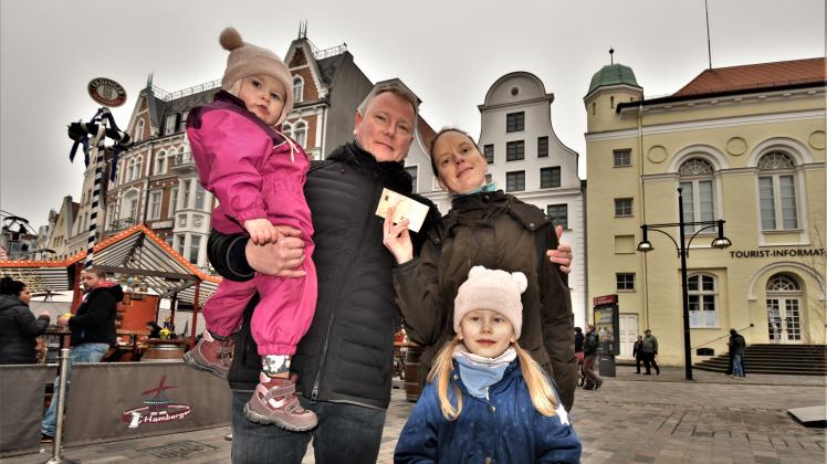 Charlotte, Mario, Doreen und Annabell Brandt (v.l.) besuchen am Sonnabend den Ostermarkt.