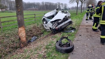 Am Samstag starb ein 69-Jähriger in Alfhausen, als sein Auto gegen einen Baum prallte.