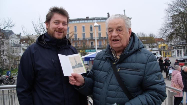 Museumsdirektor Christoph Wegner (l.) nimmt die älteste gelaufene Postkarte von Volker Schmidt entgegen. Der übergab seine Karte an das Museum und ist Mitglied in dem Museumsverein geworden. 