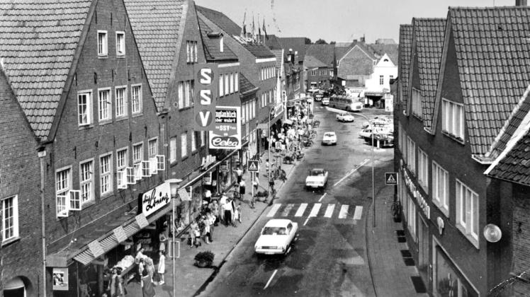 Auf dem Meppener Markt durften in den 1970er Jahren noch Autos und Busse fahren. Damals wie heute gab es mittig am Markt ein Hotel.